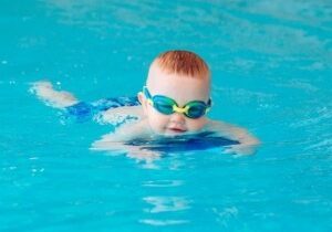 سن مناسب بردن به استخر کودکان و آموزش شنا