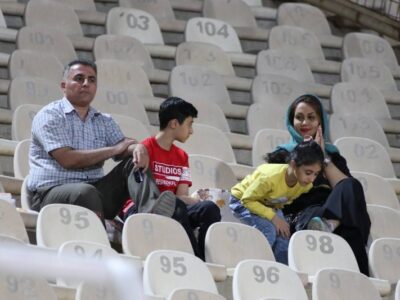 تماشای خانوادگی فوتبال در استادیوم غدیر