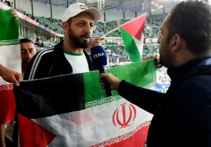 هوادار ایرانی در ورزشگاه دوحه