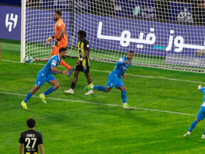 الاتحاد هم برابر الهلال زانو زد