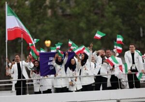 رژه کاروان ایران در افتتاحیه المپیک پاریس