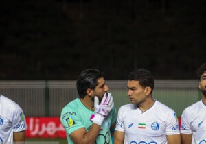 دروازهبان استقلال یک ماه دور از میادین