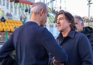 هدیه گل‌محمدی به استقلال برای داربی ۱۰۶