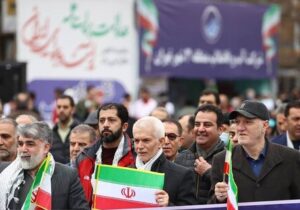 قهرمانان ورزشی در کنار خون شهدا هستند