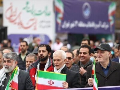 قهرمانان ورزشی در کنار خون شهدا هستند