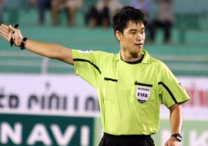 داور کرهای دیدار الغرافه-تراکتور را قضاوت میکند