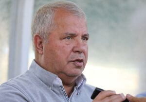 علی پروین در بیمارستان بستری شد