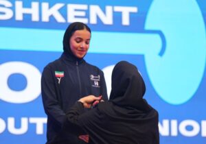 کُری خوانی دختر نوجوان برای قهرمان وزنه‌برداری جهان