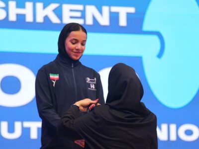 کُری خوانی دختر نوجوان برای قهرمان وزنه‌برداری جهان