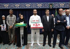 بدرقه پرچمداران کاروان «فرشته‌های میناب» در رواق الذکر حرم رضوی