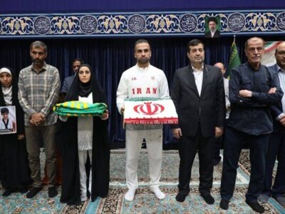 بدرقه پرچمداران کاروان «فرشته‌های میناب» در رواق الذکر حرم رضوی